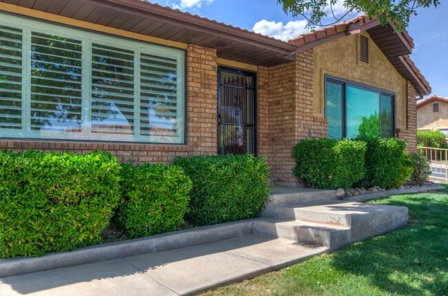 Building Photo - 525 Ridgeview Dr