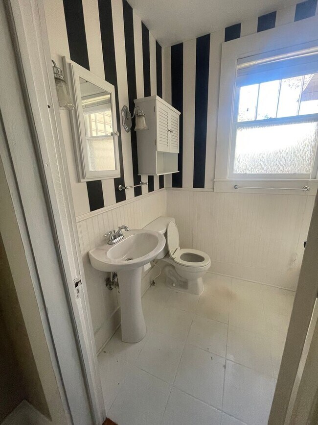 Building Photo - Brick 3 Bedroom Bungalow Available Now!
