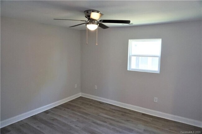 Building Photo - 610 E 12th St