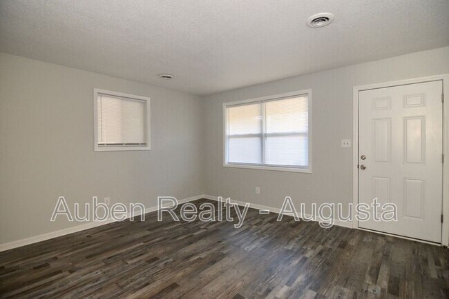 Building Photo - 524 Laverne Ave