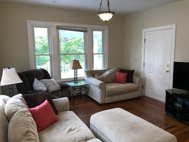 Building Photo - 48 Oakland St