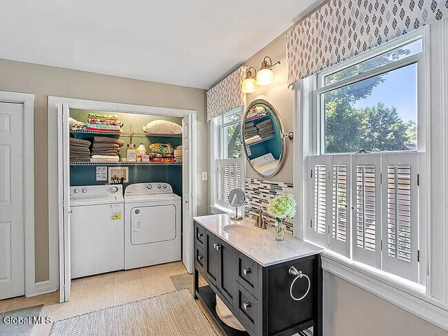 Building Photo - 64 Second St