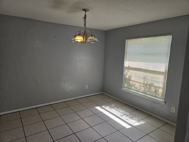 Building Photo - Bright 2BR/2BA Home with Garage