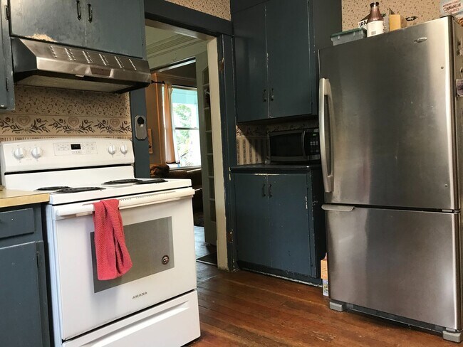 Building Photo - PRELEASING: Large 5 Bdrm, 2 Bath Home!