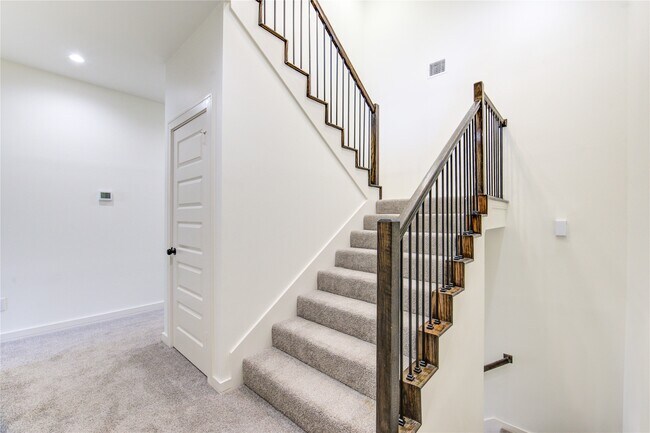 Building Photo - 2930 El Fenice Ln