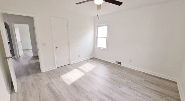 Building Photo - 4 Bed / 2 Bath Single Family Home