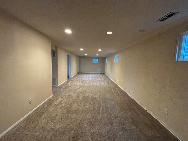 Building Photo - 5 Bed, 2 Bath Ranch-style w/ A/C! - Available Now! - MileStone Real Estate Services