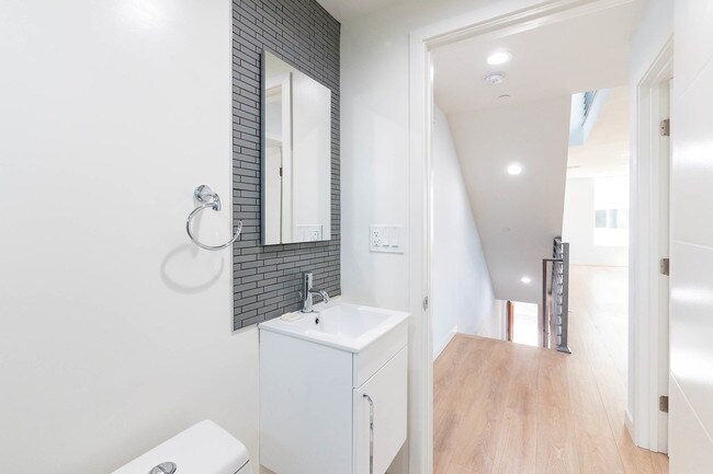 Building Photo - 756 N Ridgewood Pl