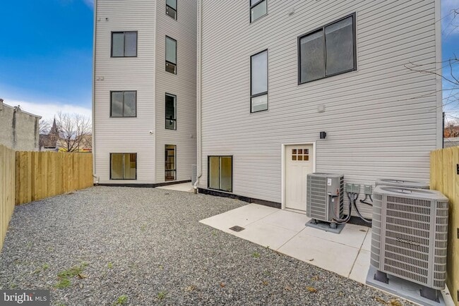 Building Photo - 4200 Lancaster Ave