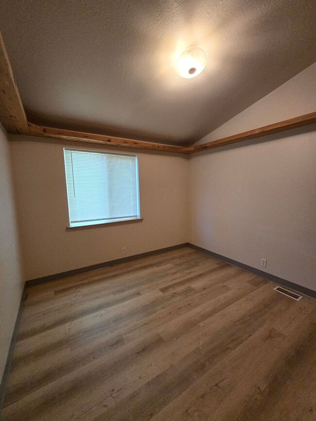 Building Photo - Pet Friendly 3bed : 2bath home w/ Garage