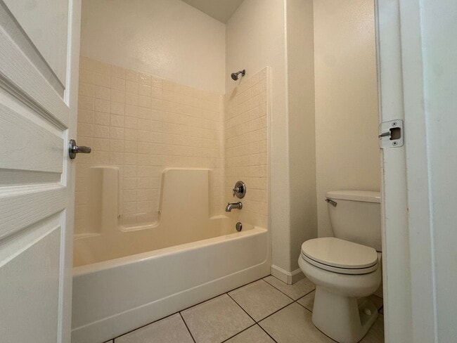 Building Photo - 5781 E Kaviland Ave