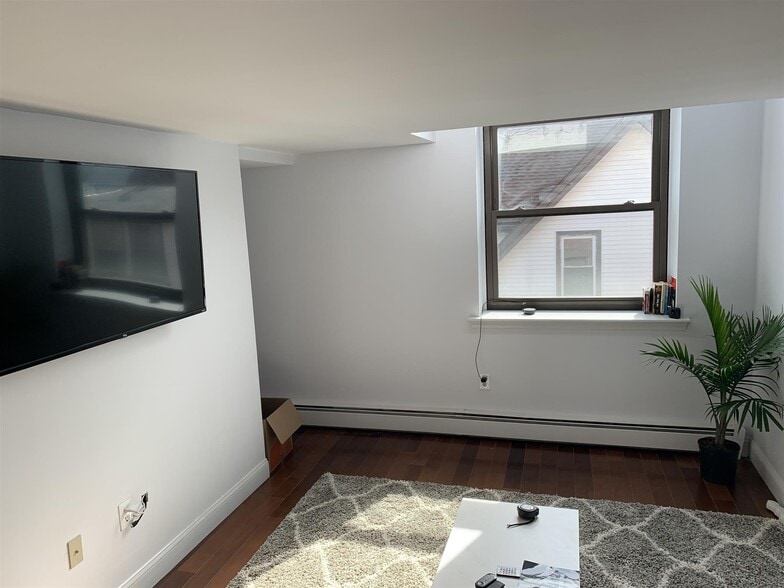 Building Photo - 14 Locust St