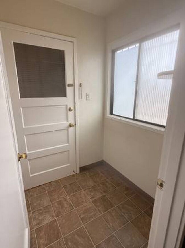 Building Photo - 2Bed - Sunny apartment right at El Cerrito...