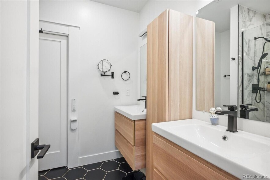 Bedroom 1 en-suite bathrrom - 3126 N Gilpin St