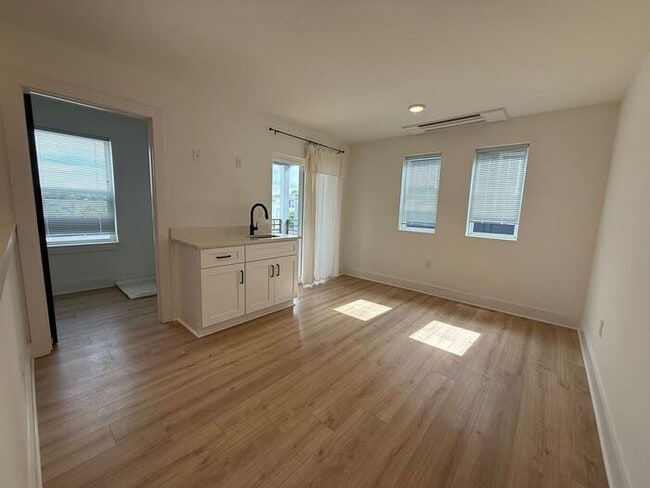 Building Photo - 3 - Level Modern Apartment in East Nashville