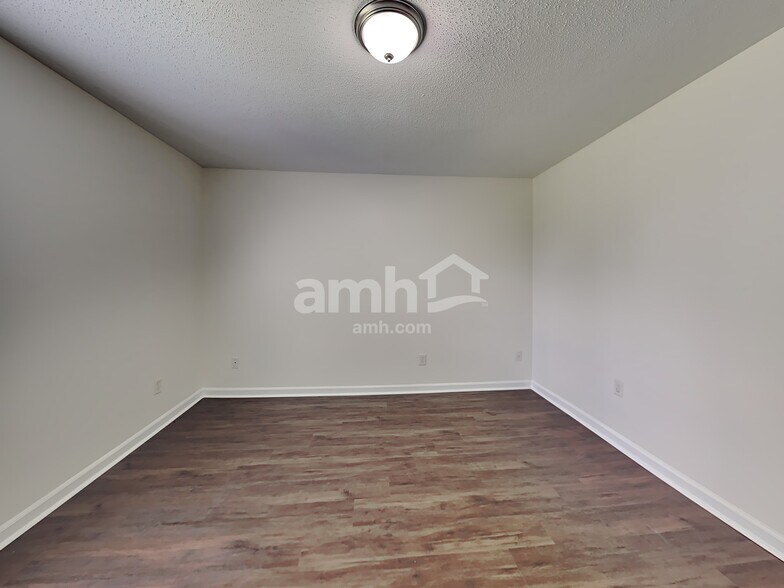 Building Photo - 8014 New Castle Cv