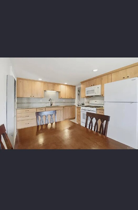 Building Photo - 5566 Streamview Dr