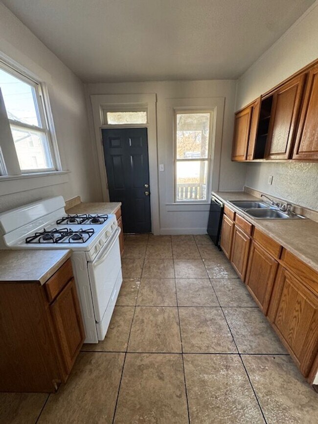 Building Photo - 2813 Hoagland Ave