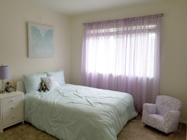 Building Photo - Beautiful 2 Story 4 Bed 2.5 Bath Home in N...