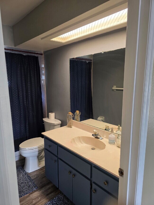 Building Photo - Large two Bedroom, 2 Bathroom, 2 Car Garage Home For Rent. *** Rent includes Water, Internet, and...