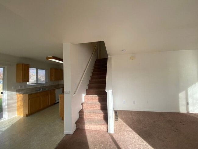 Building Photo - Bright & Inviting Wellington Townhome