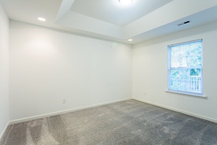 Building Photo - 220 Halo Dr