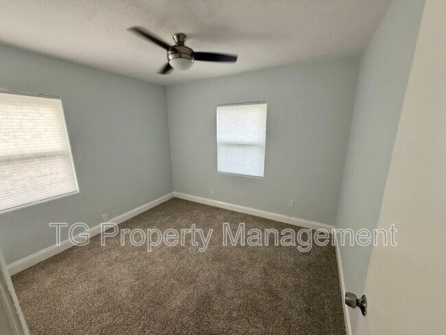 Building Photo - 4721 E Castlewood Dr