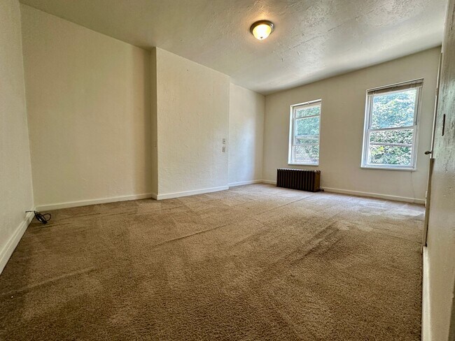 Building Photo - Super Spacious Three Bedroom on Bates Stre...