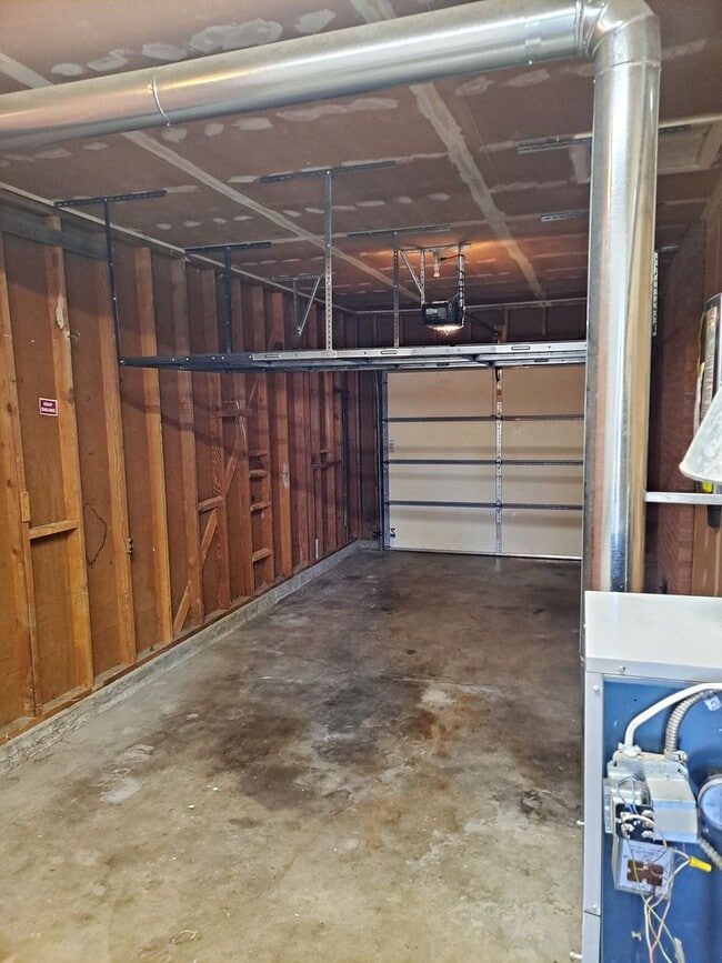 Building Photo - ALL PROSPECTIVE TENANTS MUST SUBMIT A $58 ...