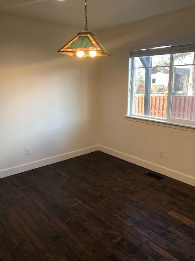 Building Photo - Gorgeous 4 Bedroom Home in Sun Meadow