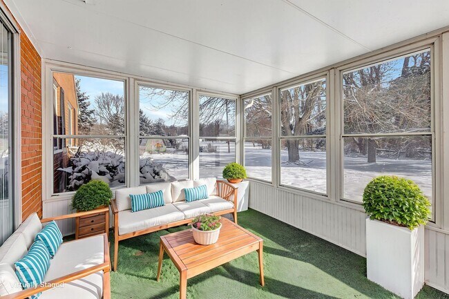 Building Photo - Newly Renovated