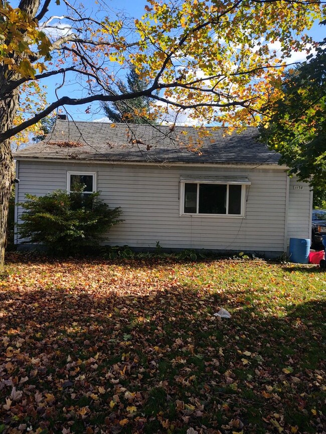 Building Photo - Adorable Home in Cadillac on Clam Lake Gre...