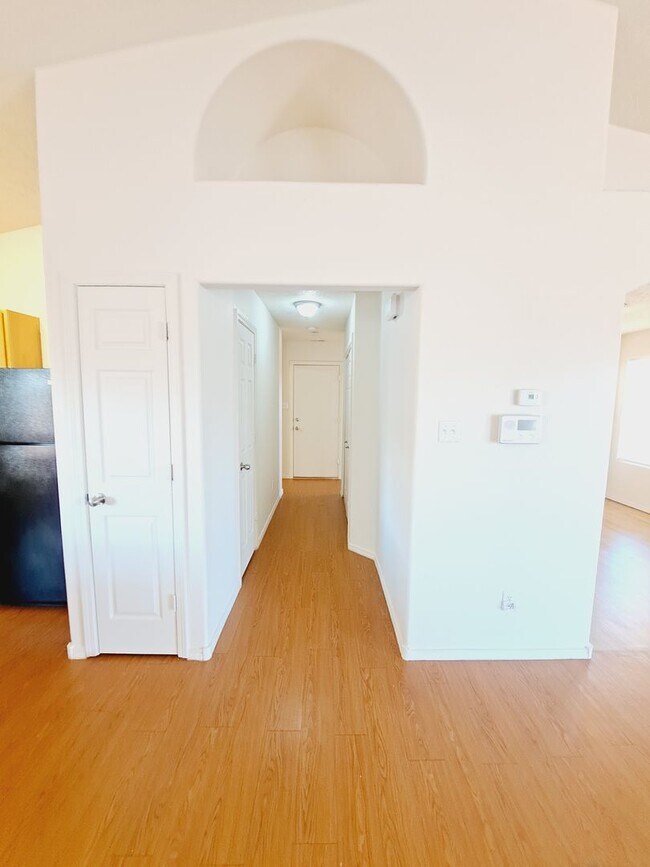 Building Photo - 3 bed 2 bath home in Huning Ranch!