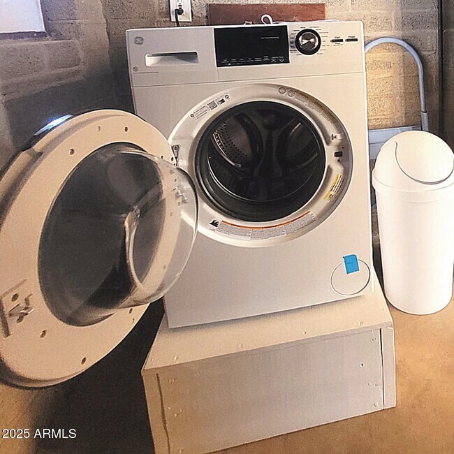 Building Photo - 8229 E Cambridge Ave