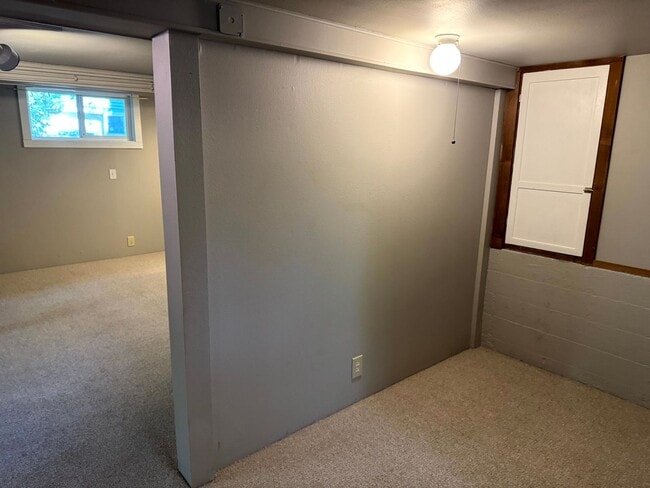 Building Photo - 4 Bedroom House Near Downtown Eugene
