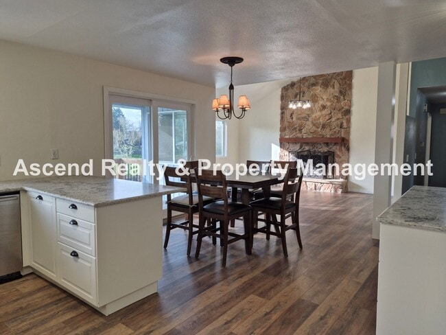 Building Photo - Need Space? This is the Place! Available NOW~Beautifully Updated 4Bed/3Bath Backs to Park Pets OK