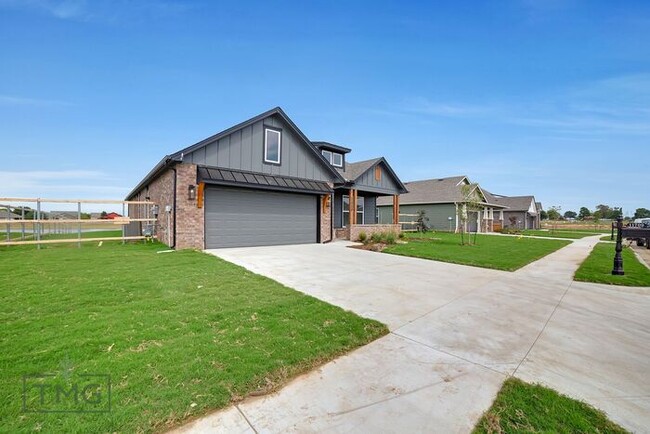 Building Photo - New Listing! Enclave at Parker Village!