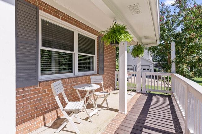 Building Photo - 2483 Shenandoah Dr