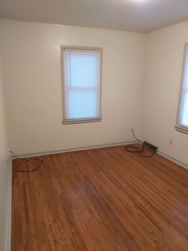 Building Photo - 2 Bed, 1 Bath Ready for Rent!