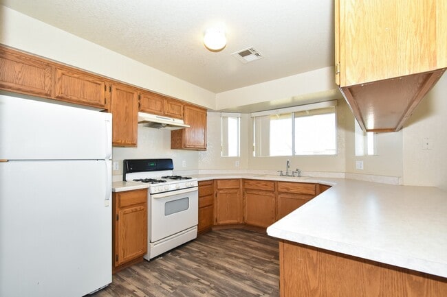 Building Photo - 2866 S 30th Dr