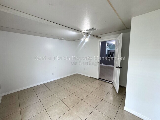 Building Photo - 8120 Lesia Cir