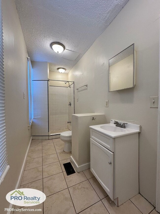 Building Photo - 2208 NE 2nd St