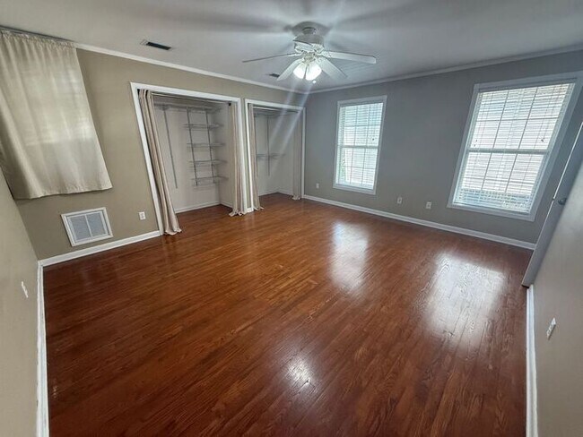 Building Photo - Gulf Breeze - Proper - 5 bedroom, 3.5 bathroom with pool and lawn care included