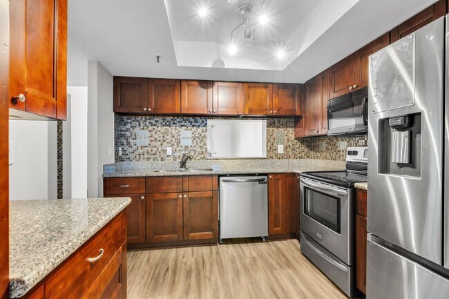 Building Photo - Updated 2-Bedroom Condo Near the Riverwalk