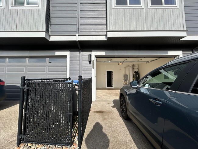 Building Photo - Modern 3 Bed, 2.5 Bath Townhouse for Rent!