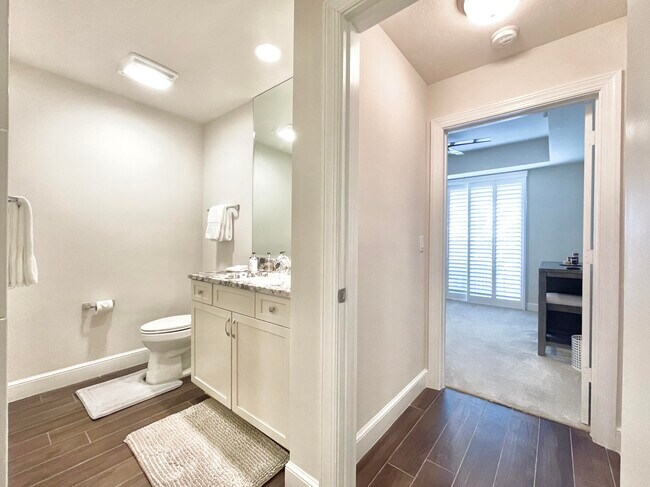Building Photo - 1044 Bay Colony Dr S