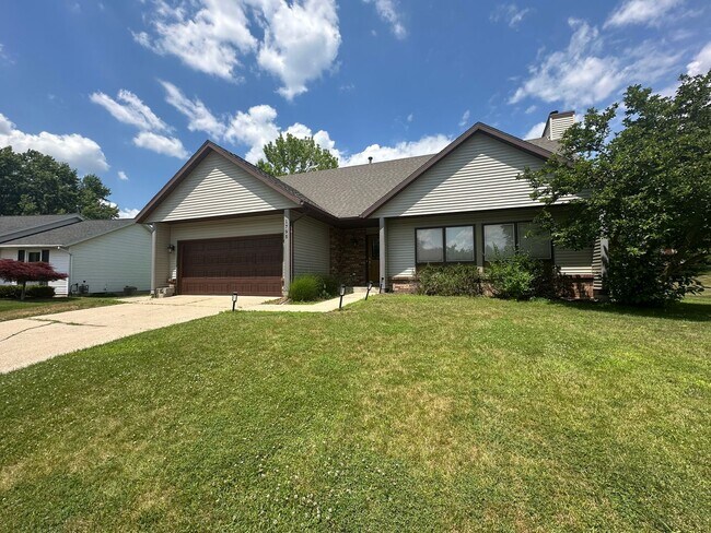 Building Photo - Four Bedroom Single Family Home in Forest Hills Schools!