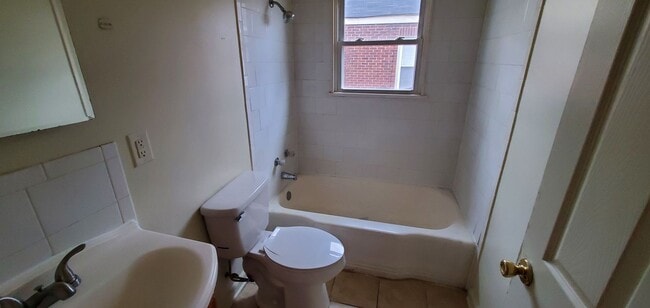 Building Photo - 2 Bedroom Duplex