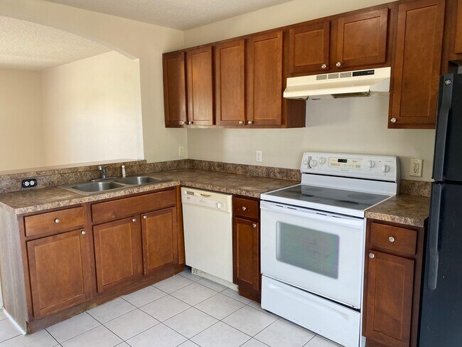 Building Photo - 3 Bedroom, 1 bathroom Duplex Winter Haven!