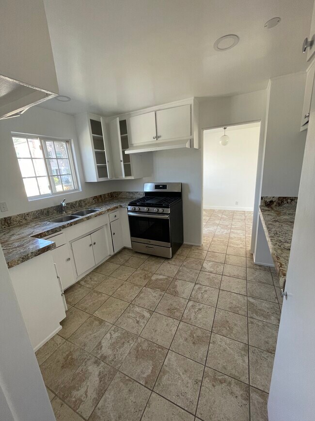 Kitchen - 1600 N Verdugo Rd